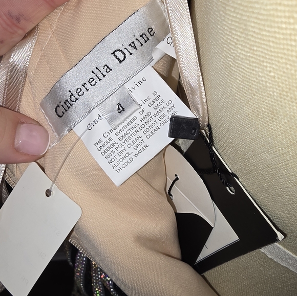 Stunning special occasion sequence gown - Picture 14 of 16